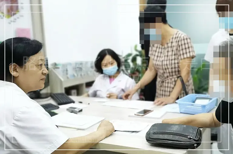胳膊上长了小白点，会是白癜风吗