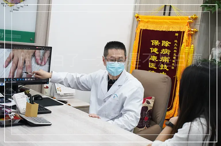 脚趾白了一大块是不是白癜风