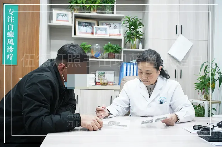 伍德灯照手出现蓝色点是白癜风吗