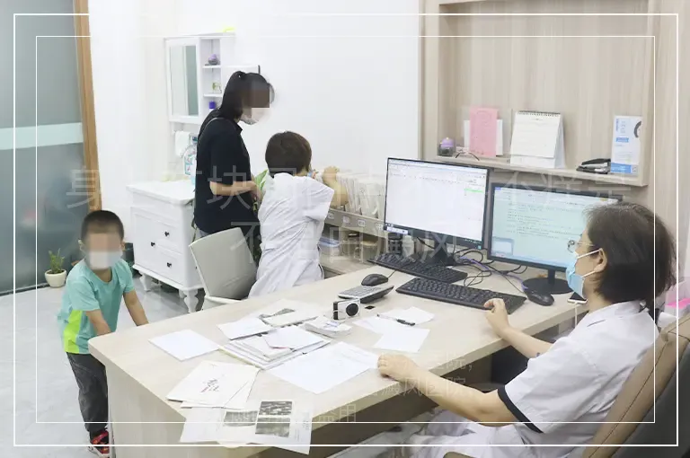 身上有块圆白点不疼不痒是不是白癜风